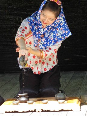 Hui'an woman pour tea